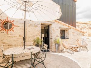 Patio alebo iná vonkajšia časť ubytovania Gîte Charmant avec Piscine Chauffée près de Nantes et Clisson - FR-1-306-1245