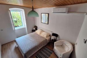 Ένα ή περισσότερα κρεβάτια σε δωμάτιο στο Apartments by the sea Krk - 23494