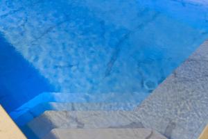 ein Blick auf das Meer aus einem Flugzeugfenster in der Unterkunft Vila MaMe in Kaštela