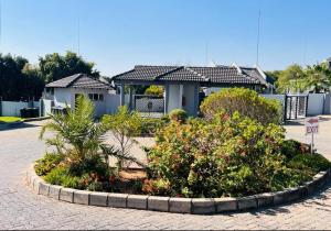 a circle of flowers in front of a house at Ekya in Randburg