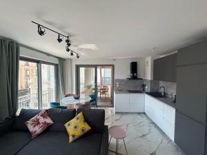 Kuchyň nebo kuchyňský kout v ubytování Appartement Neuf et Équipé À Deux Pas de la Mer et Face au Casino en Plein Centre