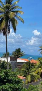 una vista dell'oceano da un resort con palme di Jacumã AP a Conde