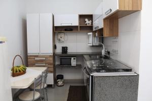 a small kitchen with a sink and a counter at casa com bela vista em itatiba in Tijuco Prêto