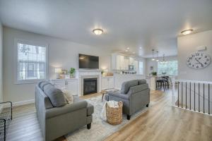 Televisyen dan/atau pusat hiburan di Rexburg Cottage - Brand New Neighborhood Downtown