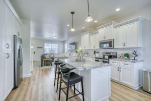 Dapur atau dapur kecil di Rexburg Cottage - Brand New Neighborhood Downtown