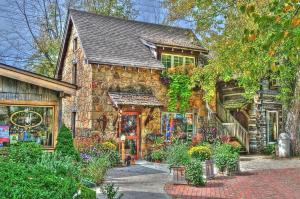 Ein Garten an der Unterkunft Paradise View Log Cabin