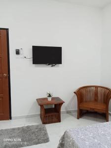 TV a/nebo společenská místnost v ubytování Bilik Naqiah + 1 fotografie
