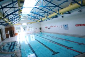 Swimmingpoolen hos eller tæt på Tower Hotel & Leisure Centre