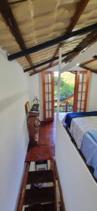 une chambre avec un lit et un parquet dans l'établissement Pouso da Cajaíba - Chalé Pedaço de Céu, à Parati 66 autres photos