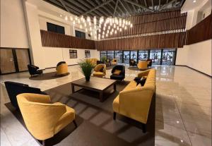 a lobby with couches and chairs and a table at Apartamento Grande en zona 12 Ciudad de Guatemala Petapolis in Guatemala +5 photos