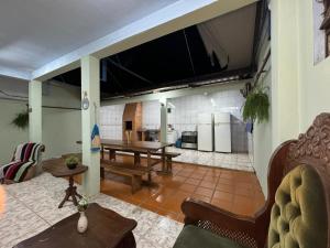 伊瓜苏Triana Guest House的带桌子的客厅和厨房
