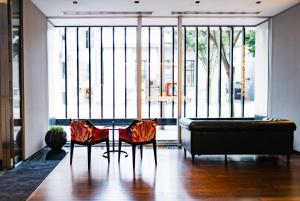 un salon avec un canapé, une table et des chaises dans l'établissement Hotel Resol Trinity Kanazawa, à Kanazawa 37 autres photos