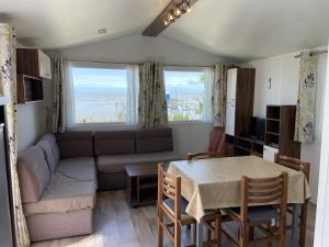 Posezení v ubytování Mobile Home Excellente Situation, Proche Plage et Centre-ville, Idéal pour 4 Personnes - FR-1-709-56