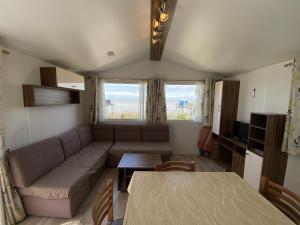 Posezení v ubytování Mobile Home Excellente Situation, Proche Plage et Centre-ville, Idéal pour 4 Personnes - FR-1-709-56
