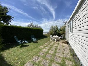 Vonkajšia záhrada v ubytovaní Mobile Home Excellente Situation, Proche Plage et Centre-ville, Idéal pour 4 Personnes - FR-1-709-56