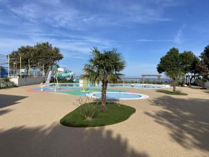 Bazén v ubytovaní Mobile Home Excellente Situation, Proche Plage et Centre-ville, Idéal pour 4 Personnes - FR-1-709-56 alebo v jeho blízkosti