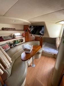 迪拜Yacht boat 2 Beds 1 Bath Dubai Eye Dubai Marina JBR的一间有桌子和床的小房间
