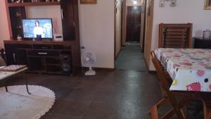 Μια τηλεόραση ή/και κέντρο ψυχαγωγίας στο Casa em poucos passos da praia de Jaconé