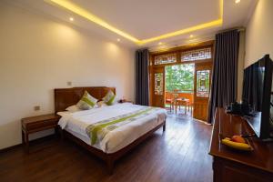 a bedroom with a bed and a television in it at 青城山泉青小院温泉中式民宿 in Taiping