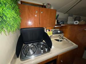 Yacht boat 2 Beds 1 Bath Dubai Eye Dubai Marina JBR的厨房或小厨房