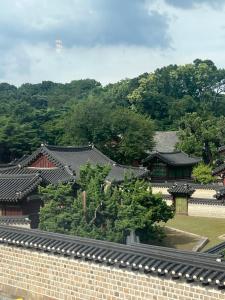 een groep gebouwen met daken en bomen bij Korean Traditional terrace House Paradise Shopping Center in Seoul