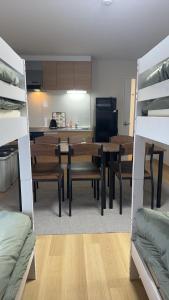 五所川原市にある五所川原市街好立地 GreatLocationのテーブルと椅子とキッチンのある部屋