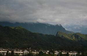 a view of a mountain range with houses and trees at 青城山泉青小院温泉中式民宿 in Taiping