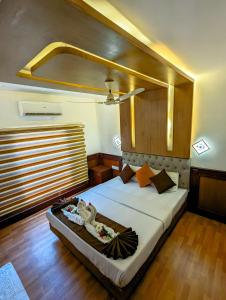 Grand Villa Houseboat客房内的一张或多张床位