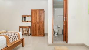 乌布Marwati Guest House的一间卧室配有一张床,浴室设有卫生间