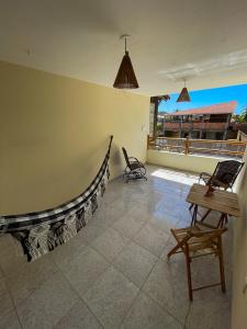 a room with a balcony with two chairs and a table at Descanso Milagres in São Miguel dos Milagres