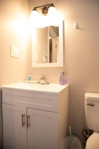 Bilik mandi di Cozy and Quiet Lafayette Home 2