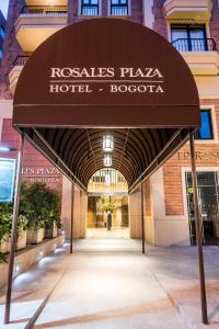 um edifício com uma placa que diz roassias plaza hotel bogota em Hotel Rosales Plaza em Bogotá