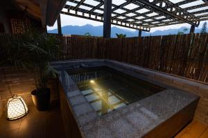 a swimming pool in the middle of a patio at 青城山泉青小院温泉中式民宿 in Taiping