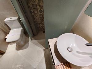 Koupelna v ubytování Hotel Nandini