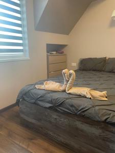 En eller flere senge i et værelse på Sunset Luxury Apartment