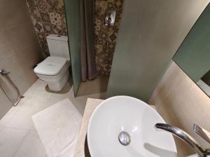 Koupelna v ubytování Hotel Nandini