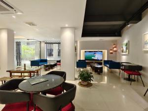 TV a/nebo společenská místnost v ubytování Hotel Nandini