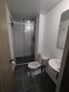 a bathroom with a shower and a toilet and a sink at Hermoso Apartaestudio a 25 minutos del parque del café in Armenia