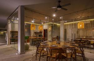 ein großes Esszimmer mit einem Tisch und Stühlen in der Unterkunft Beach house in Tankah Bay! in Tancah