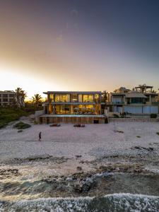 ein großes Haus am Strand in der Nähe des Ozeans in der Unterkunft Beach house in Tankah Bay! in Tancah