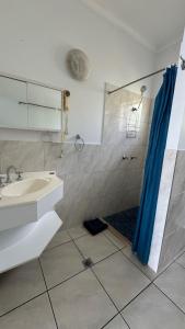 ein Badezimmer mit Waschbecken und Dusche in der Unterkunft Accom KC's in Airlie Beach