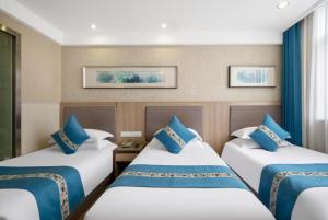 Postel nebo postele na pokoji v ubytování 义乌商洲宾馆国际商贸城店Yiwu Shangzhou Hotel - International Trade City