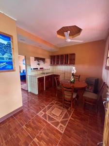 Η κουζίνα ή μικρή κουζίνα στο Granados Guest House