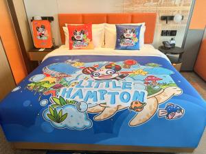 Llit o llits en una habitació de Hampton by Hilton Guangzhou Renhe Baiyun Airport-Free Shuttle bus at Guangzhou Baiyun Airport