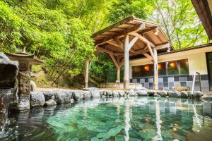 a house with a swimming pool with a wooden pergola at Yumoto Fujiya Hotel in Hakone +59 photos