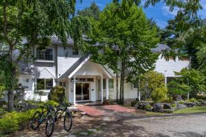 富士吉田市にあるFujiyama Inn Coniferの白い家