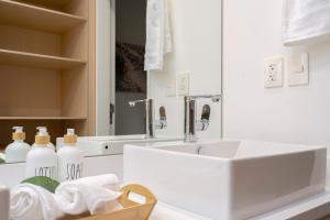 Ảnh trong thư viện ảnh của Apartment with Private Rooftop in Medano ở Cabo San Lucas +37 ảnh