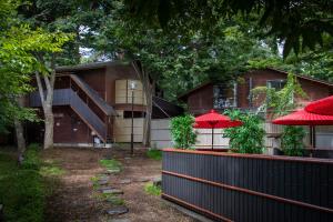 富士吉田市にあるFujiyama Inn Coniferの赤傘の家