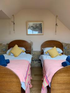 Postel nebo postele na pokoji v ubytování Stylish 3 bed Cotswold cottage with stunning views
