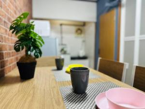 大阪市にある大阪中心地にステイ！無料駐車場付き物件！最大7名宿泊可能、1DK戸建を一棟貸切！無料WIFI付き！の木製のテーブル +29枚の写真